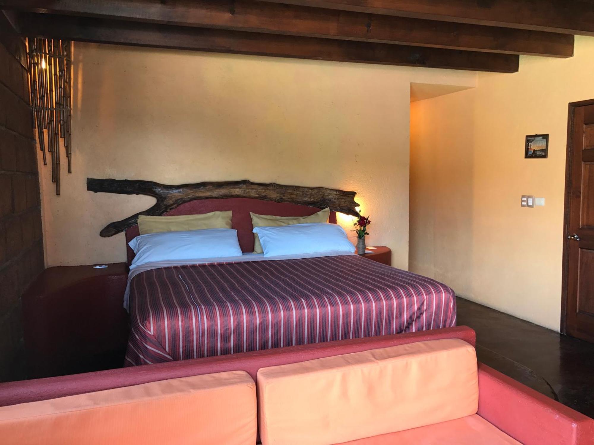 Habitación con cama extragrande.